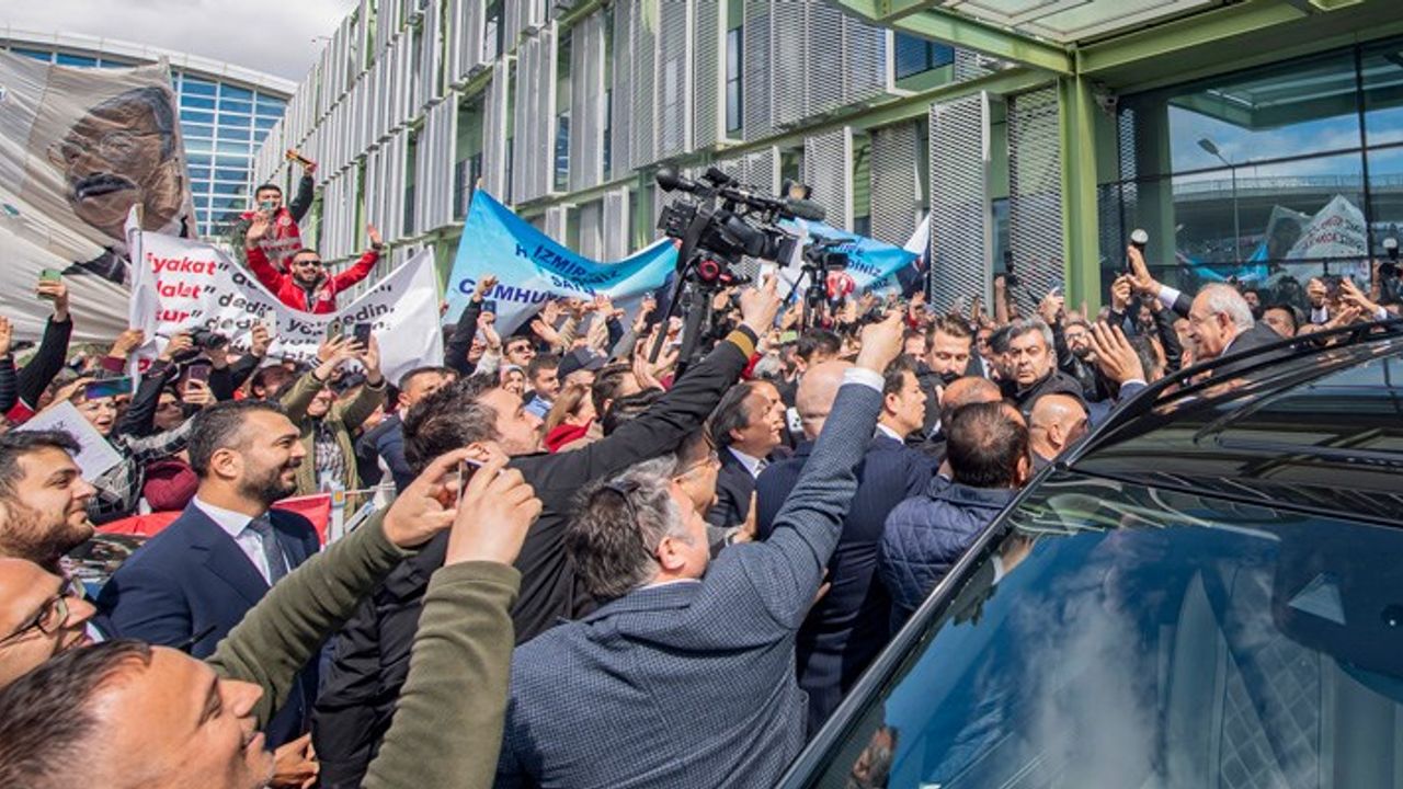 Kılıçdaroğlu, İzmir havaalanında coşkuyla karşılandı