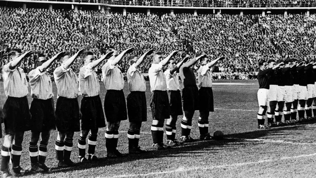 Liseler arası maçta Nazi selamlı gol sevinci