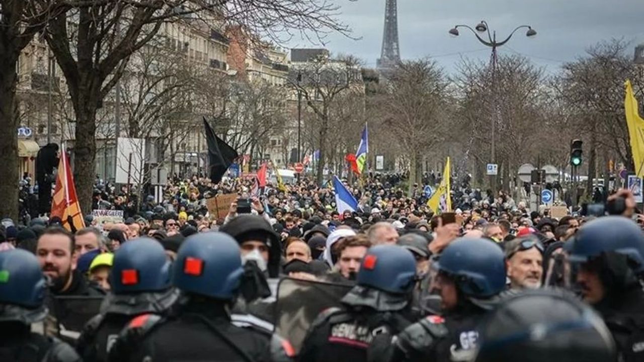 Emeklilik reformuna karşı grevler Paris’i çöplüğe çevirdi