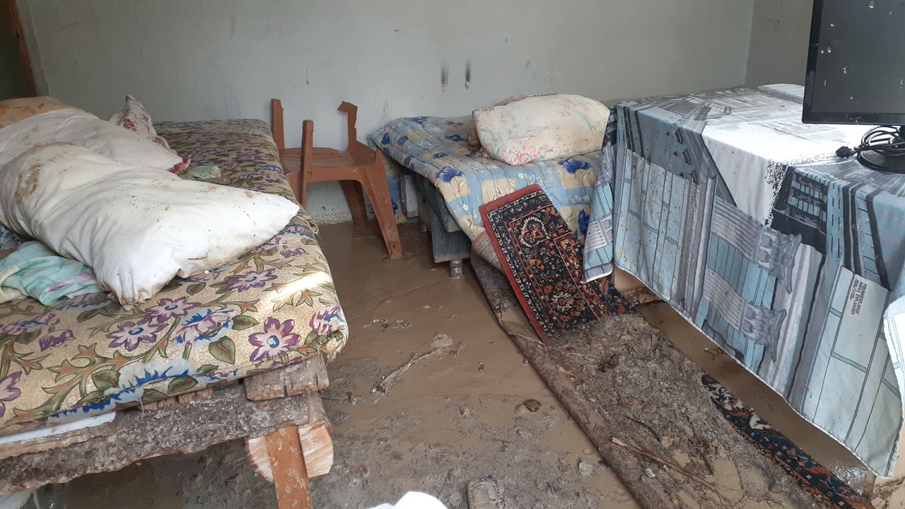Depremde hasar gören evini su bastı: Aradım kimse gelmedi!