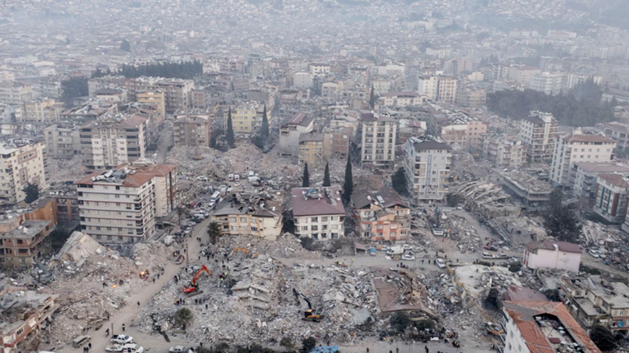 Uzmanlar uyardı:  İstanbul'da 40 bin bina çökebilir!