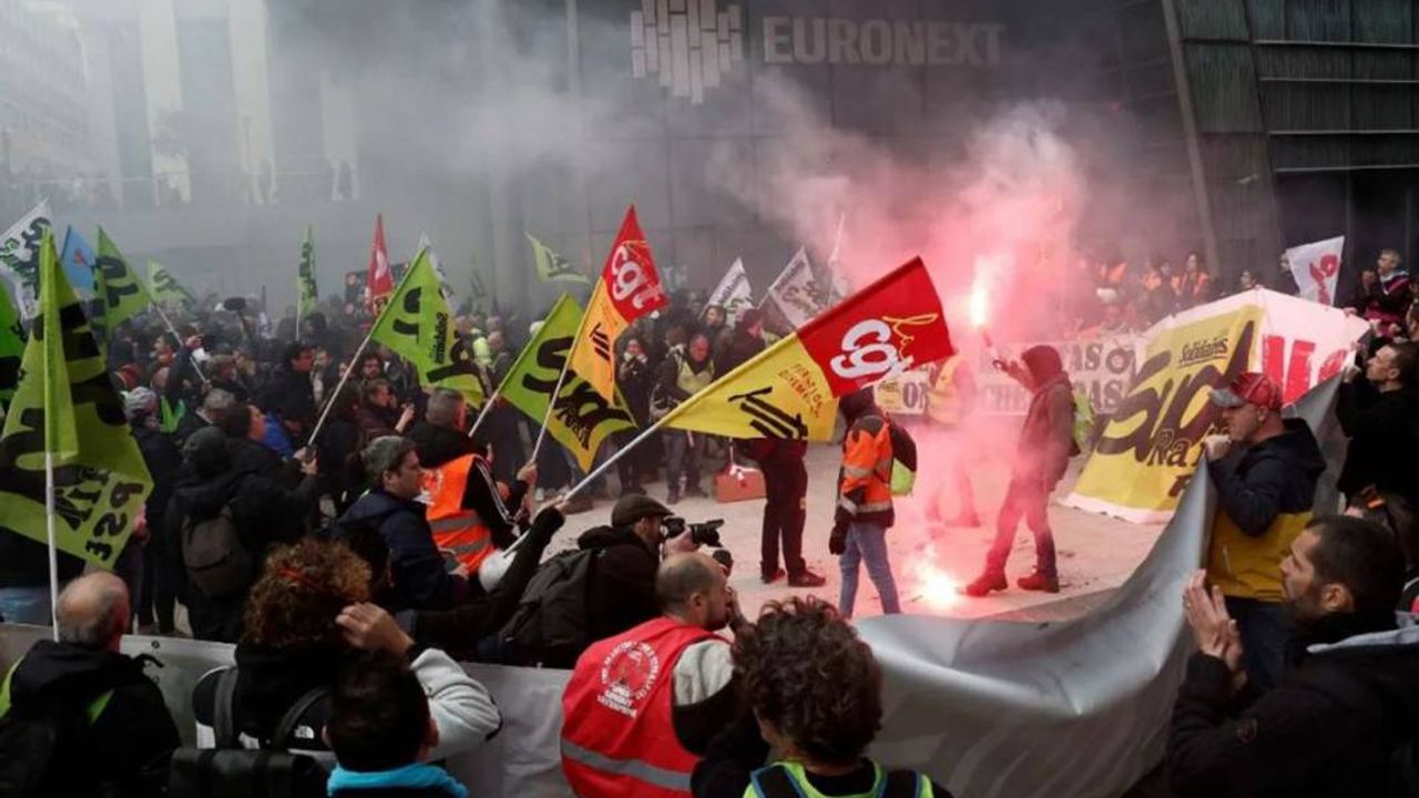 Fransa'da göstericiler borsa binasını bastı!