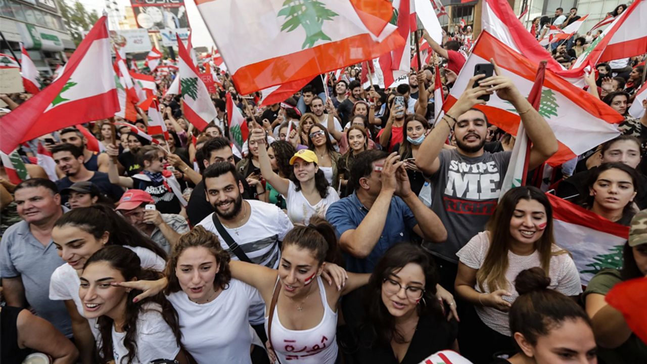 Ekonomik krizdeki Lübnan’da memur maaşları yaklaşık dört kat artırıldı
