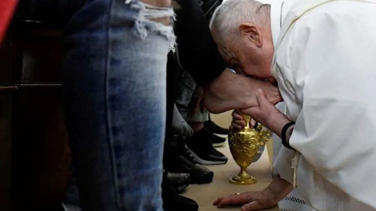 Papa, Paskalya öncesi mahkumların ayaklarını yıkayıp öptü!