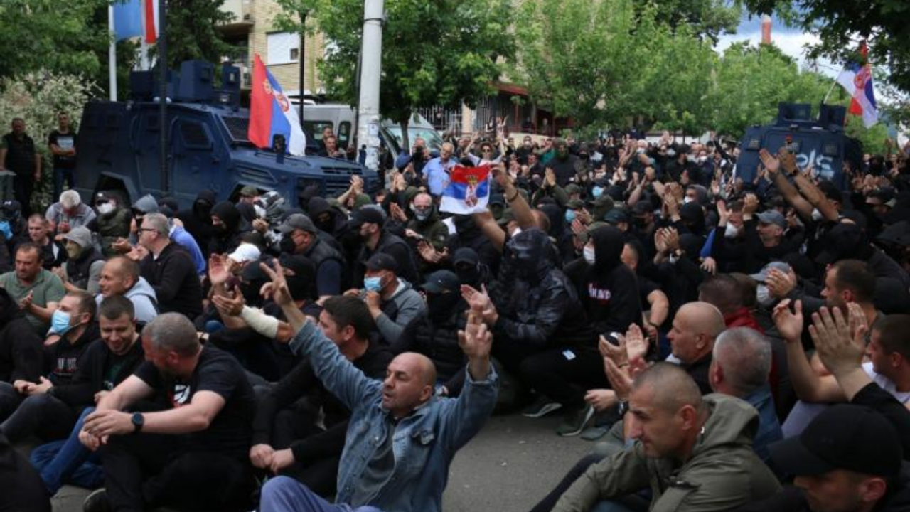 Kosova karıştı! Sırp protestocular onlarca NATO askerini yaraladı