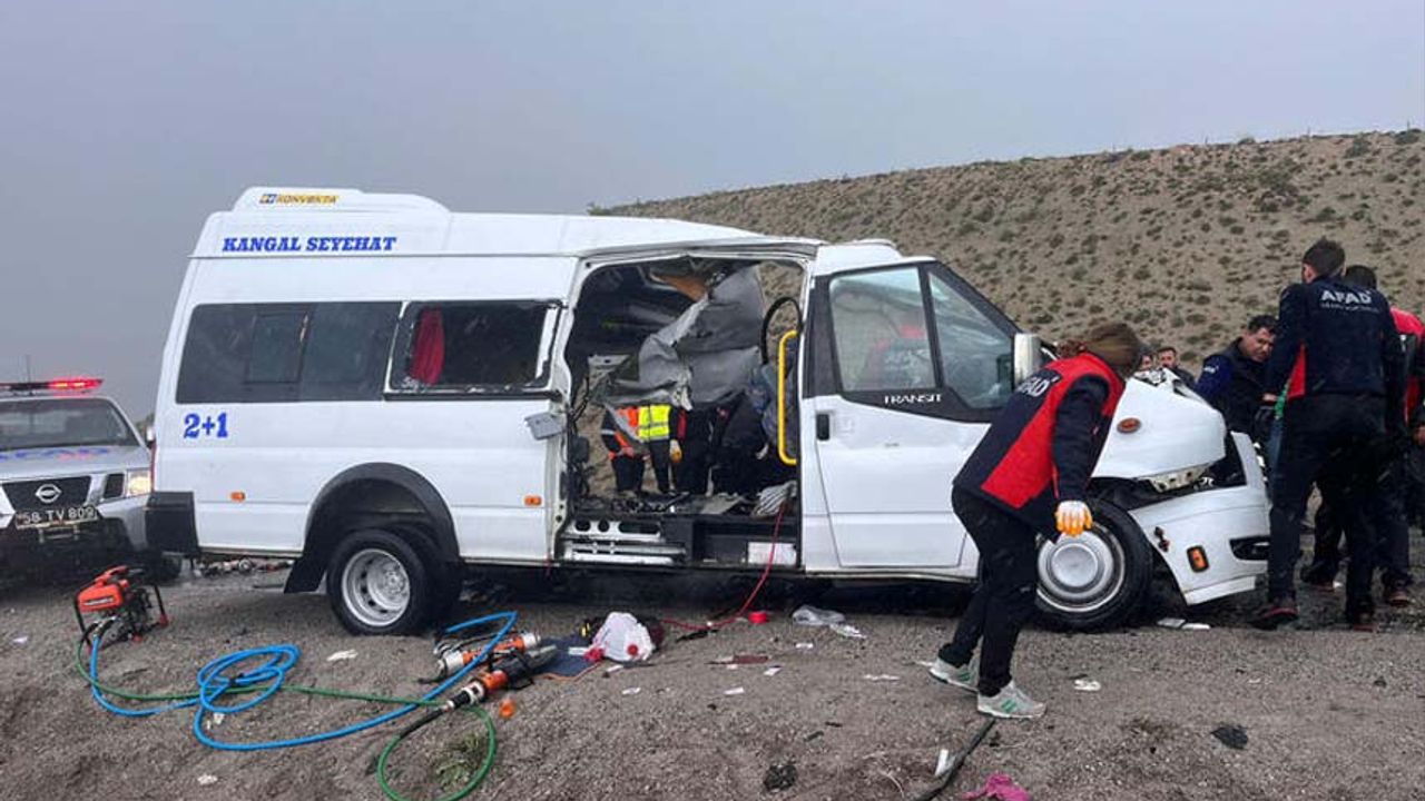 Sivas'ta yolcu minibüsü ile TIR çarpıştı! Ölü ve yaralılar var