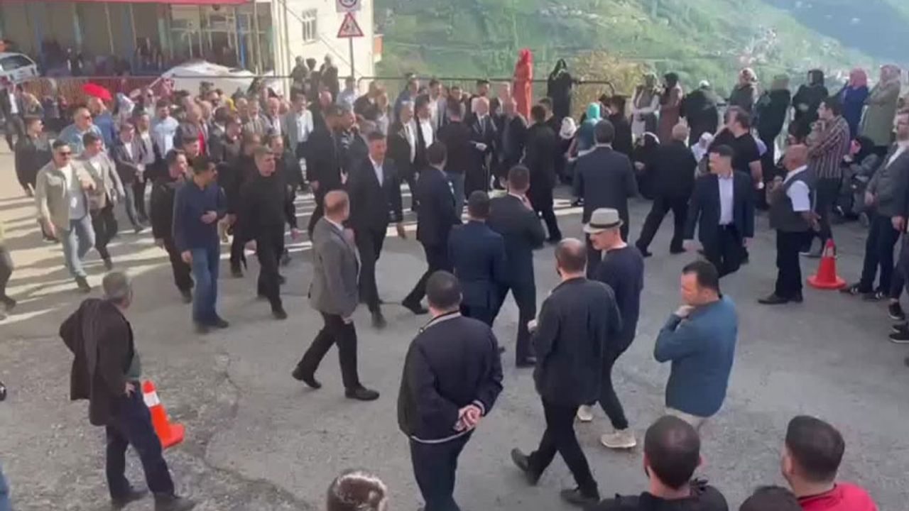 Trabzon Belediyesi Başkanı'na cenazede tepki: Defol!