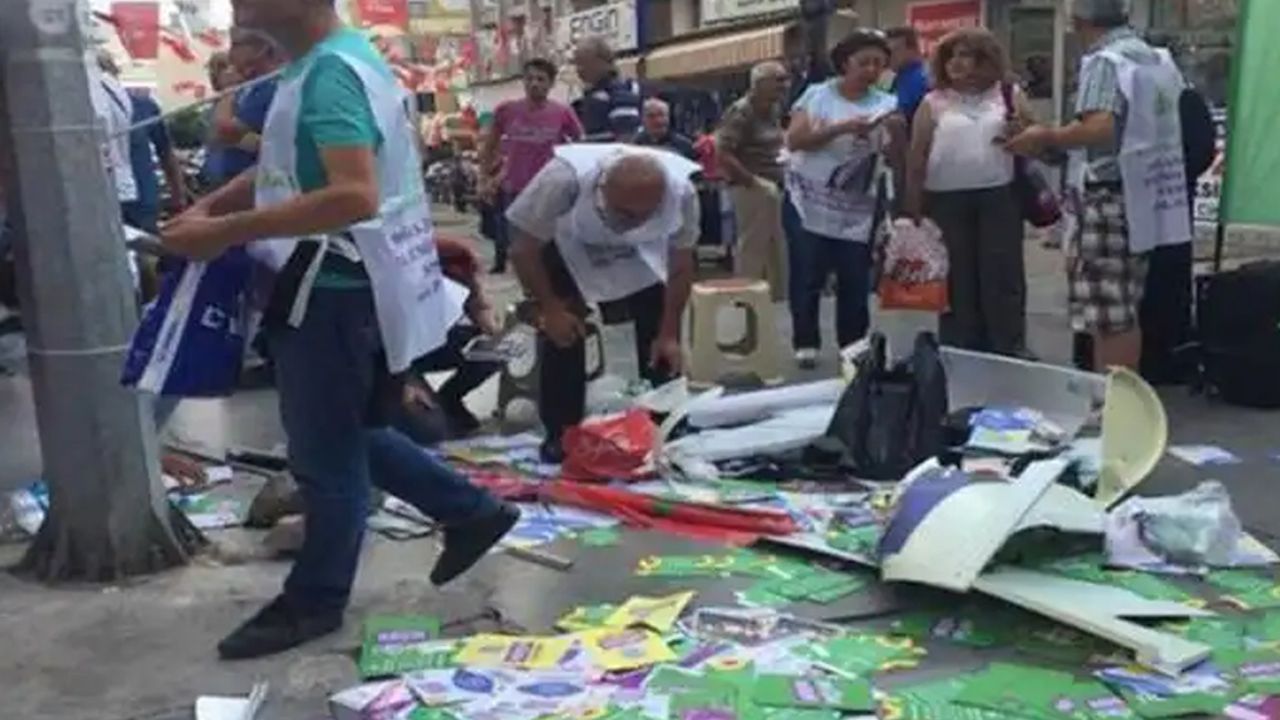 Yeşil Sol Parti standına saldırı! Bozkurt yaparak afişleri yırttılar