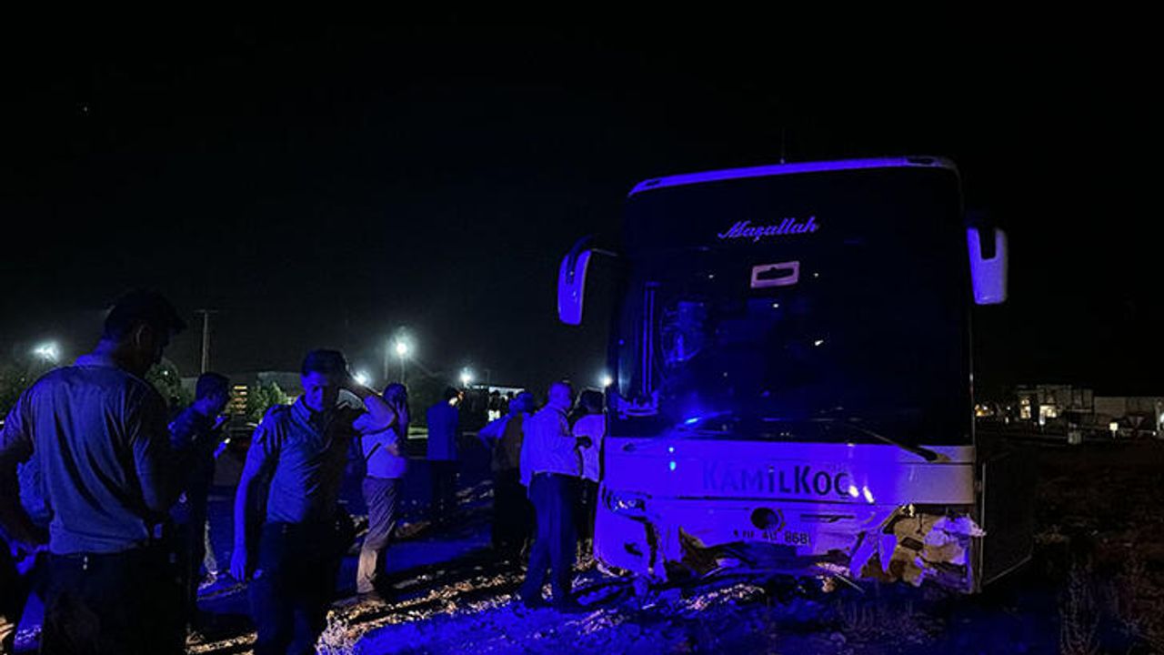 Diyarbakır'da yolcu otobüsü kavşağa çıktı: 16 yaralı