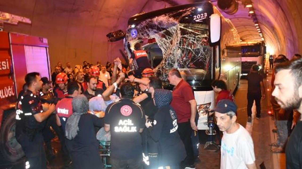 Zonguldak'ta yolcu otobüsü, kamyona çarptı; 4 yaralı