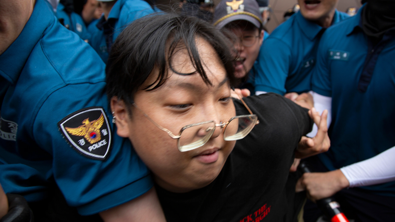 Japonya'yı protesto eden Güney Koreli öğrenciler gözaltında