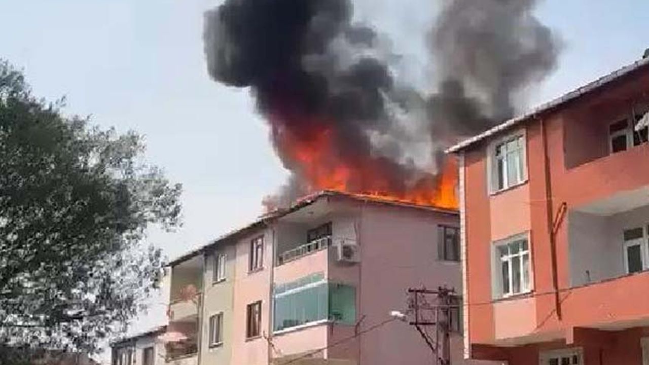 Sultanbeyli'de binanın çatısı alevler içinde yandı!