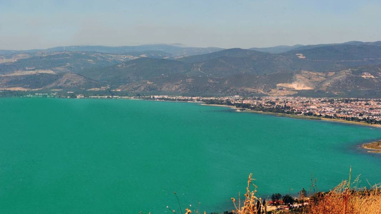 İznik Gölü’nde alg patlaması: Rengi turkuaza döndü