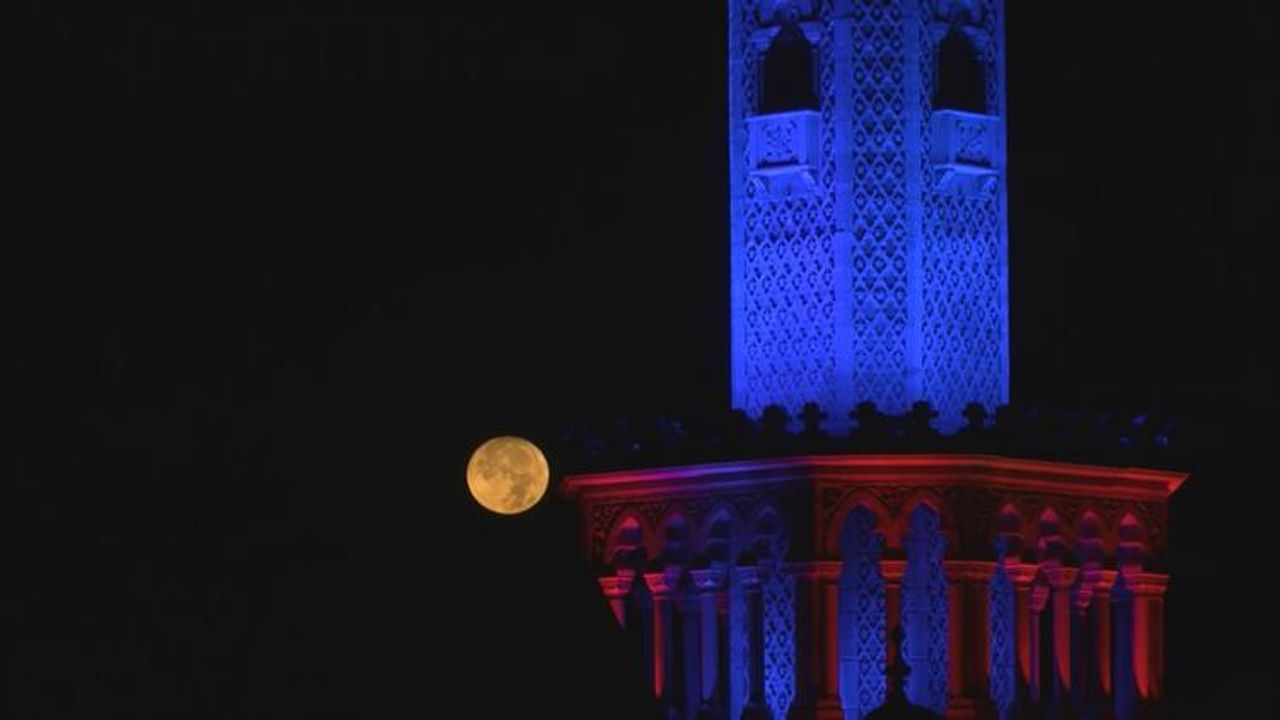 İzmir'de Saat Kulesi ile Mavi Ay, birlikte büyüledi