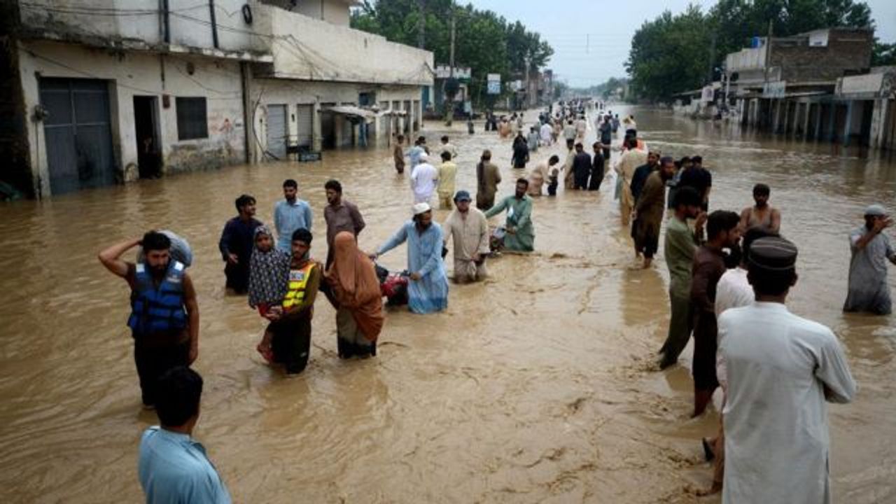 100 bin kişi tahliye edildi: Pakistan sel felaketiyle mücadele ediyor