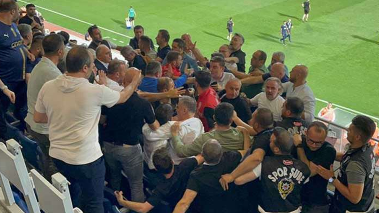Süper Lig'in açılış haftasında tribünde kavga! Protokolde yumruklar konuştu