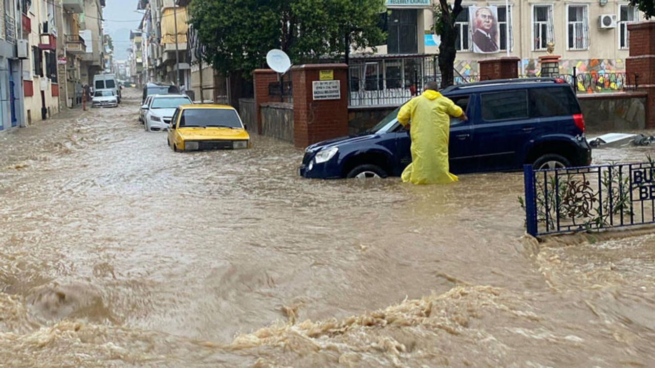 Aydın'da sağanak yağış: Sokaklar göle döndü