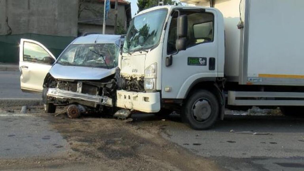 Tuzla’da kamyonet ile hafif ticari araç çarpıştı