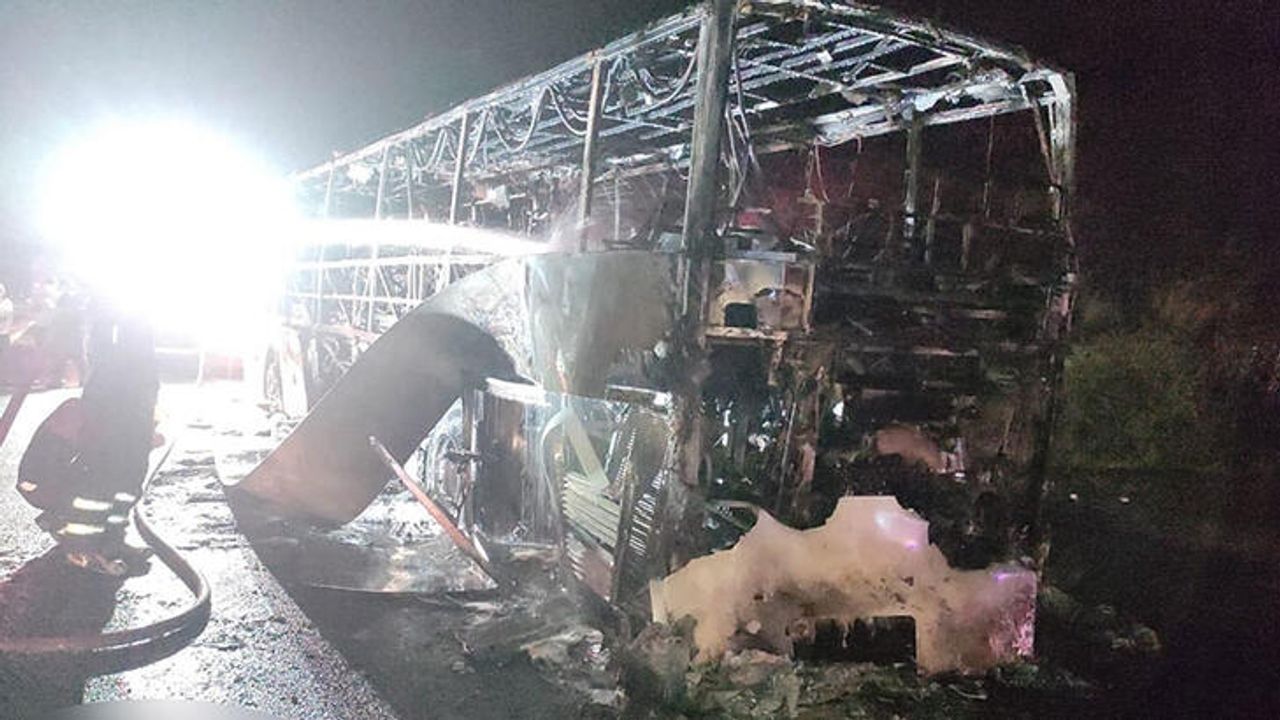 Osmaniye'de seyir halindeki yolcu otobüsü alev alev yandı
