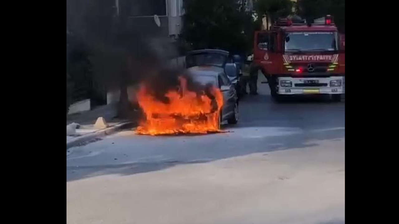 Park halindeyken yanan otomobil tamamen kullanılamaz hale geldi