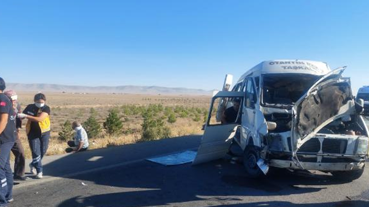 Karaman'da lastiği patlayan yolcu minibüsü devrildi: 1 ölü, 11 yaralı