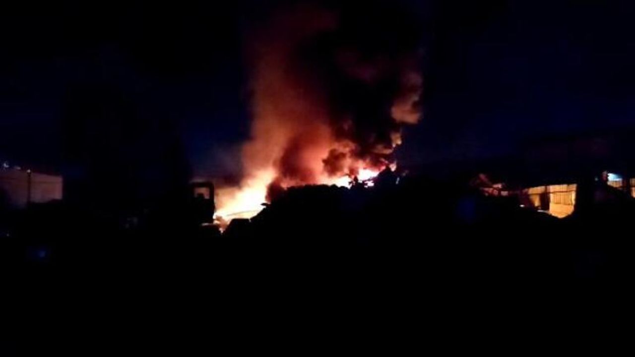 Bursa'da geri dönüşüm tesisinde çıkan yangın korkuttu; alevler havadan görüntülendi