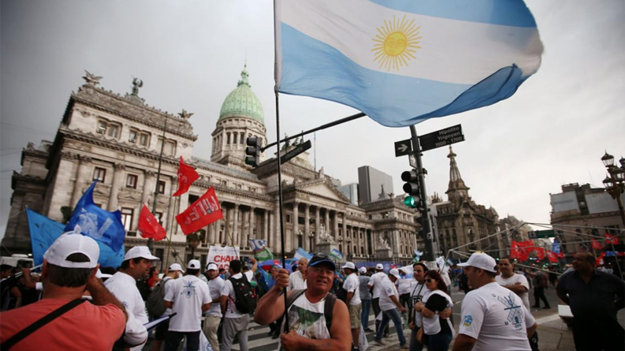 Arjantin’de cumhurbaşkanlığı seçimleri: Aşırı sağcı Milei ve Peronist Massa ikinci turda