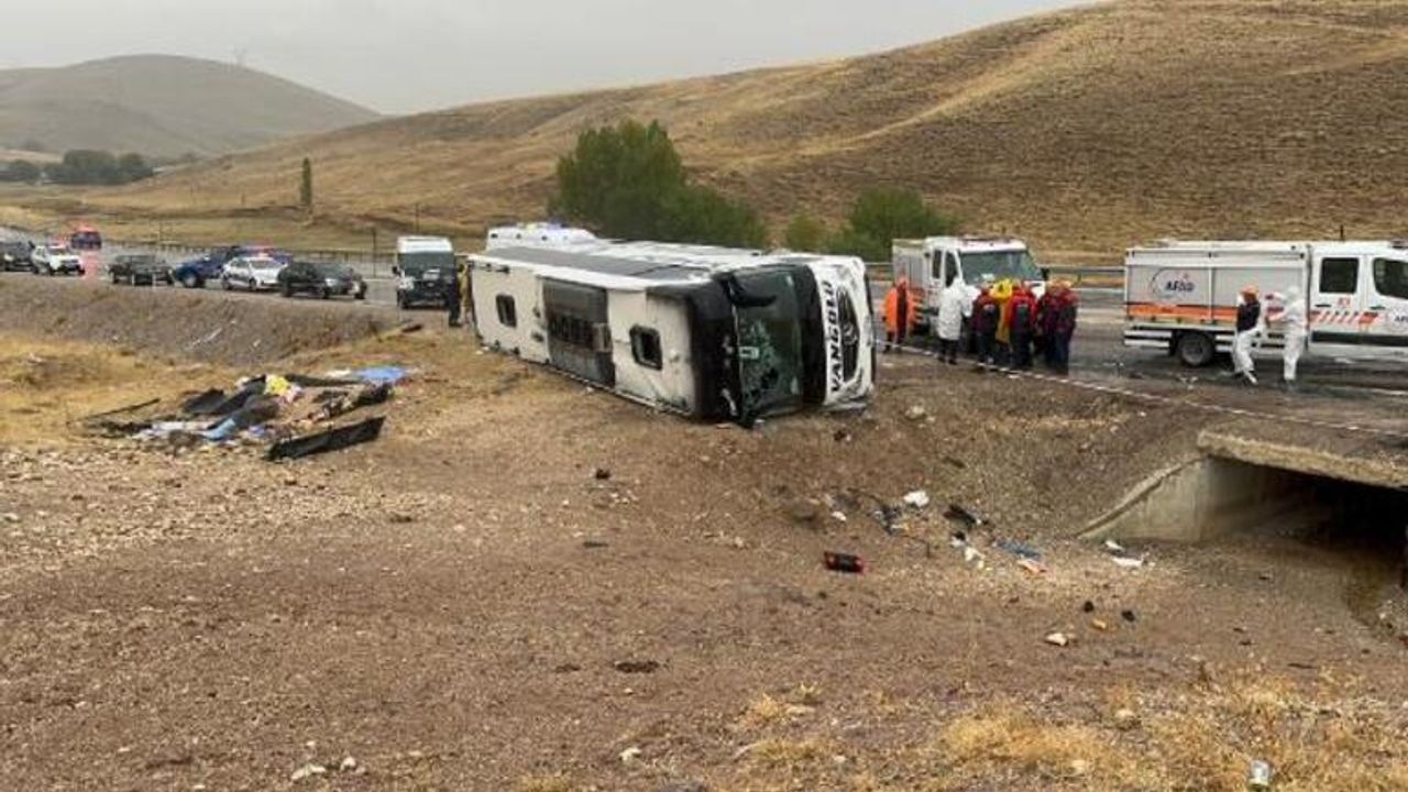 Sivas'ta yolcu otobüsü devrildi: 4 ölü 32 yaralı