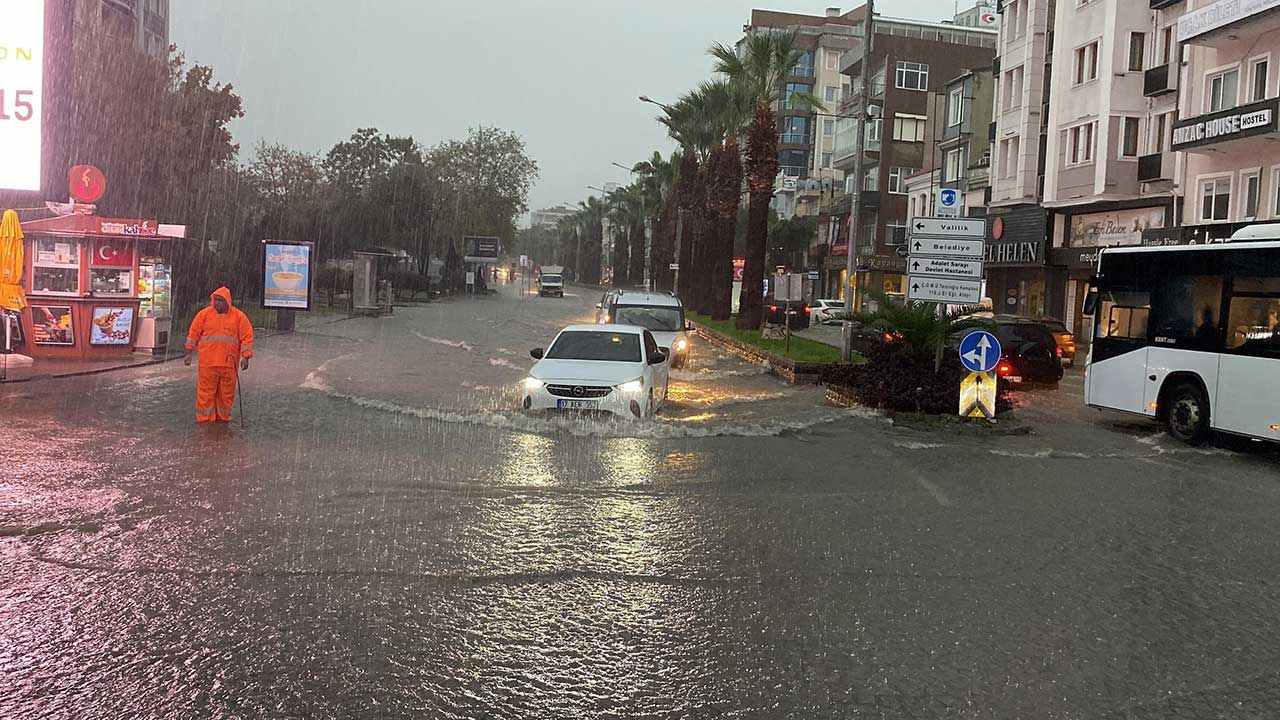 Çanakkale'de sağanak etkisini gösterdi: Cadde ve sokaklar suyla doldu