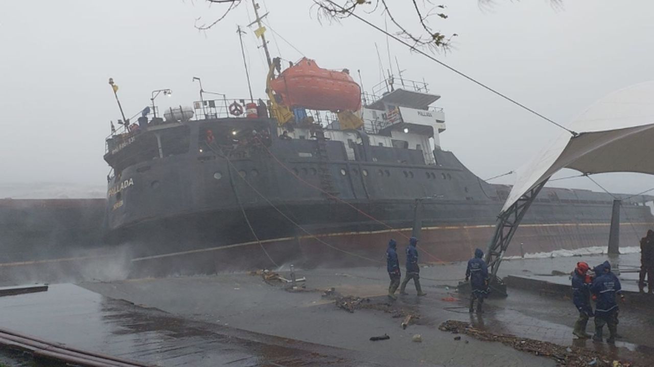 Zonguldak'ta fırtına bir gemiyi ikiye böldü!
