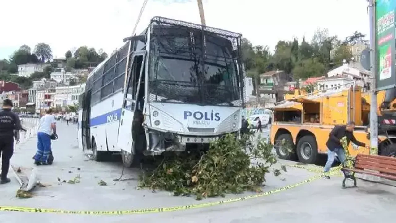 Sarıyer'de polisleri taşıyan otobüs denize düşmekten son anda kurtuldu