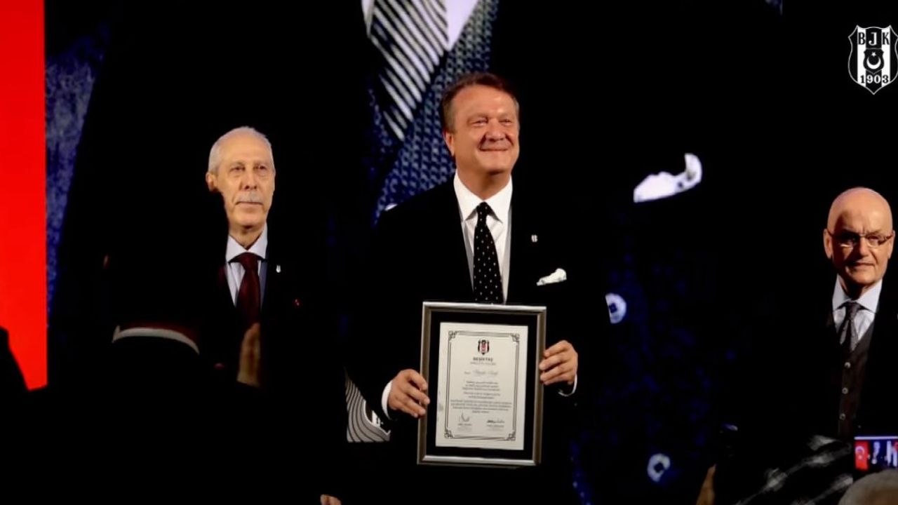 Beşiktaş'ta yeni yönetim mazbatasını aldı
