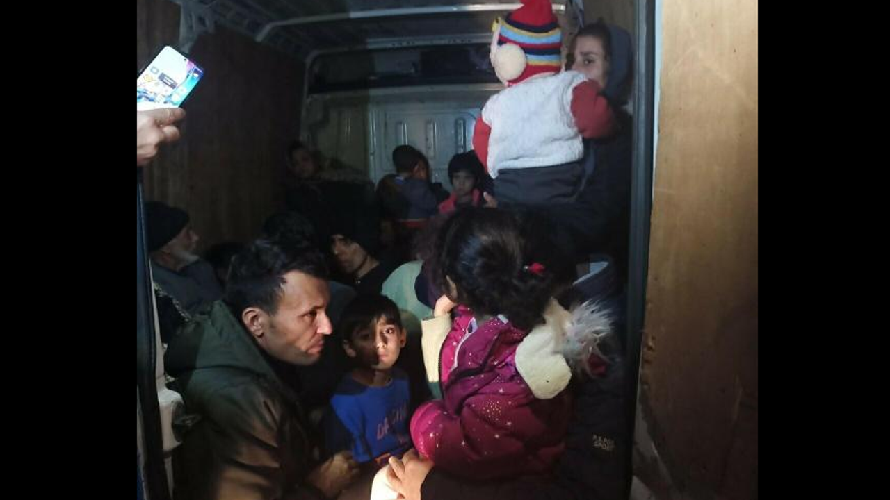 Durdurulan panelvan minibüsün içinden 33 kaçak göçmen çıktı