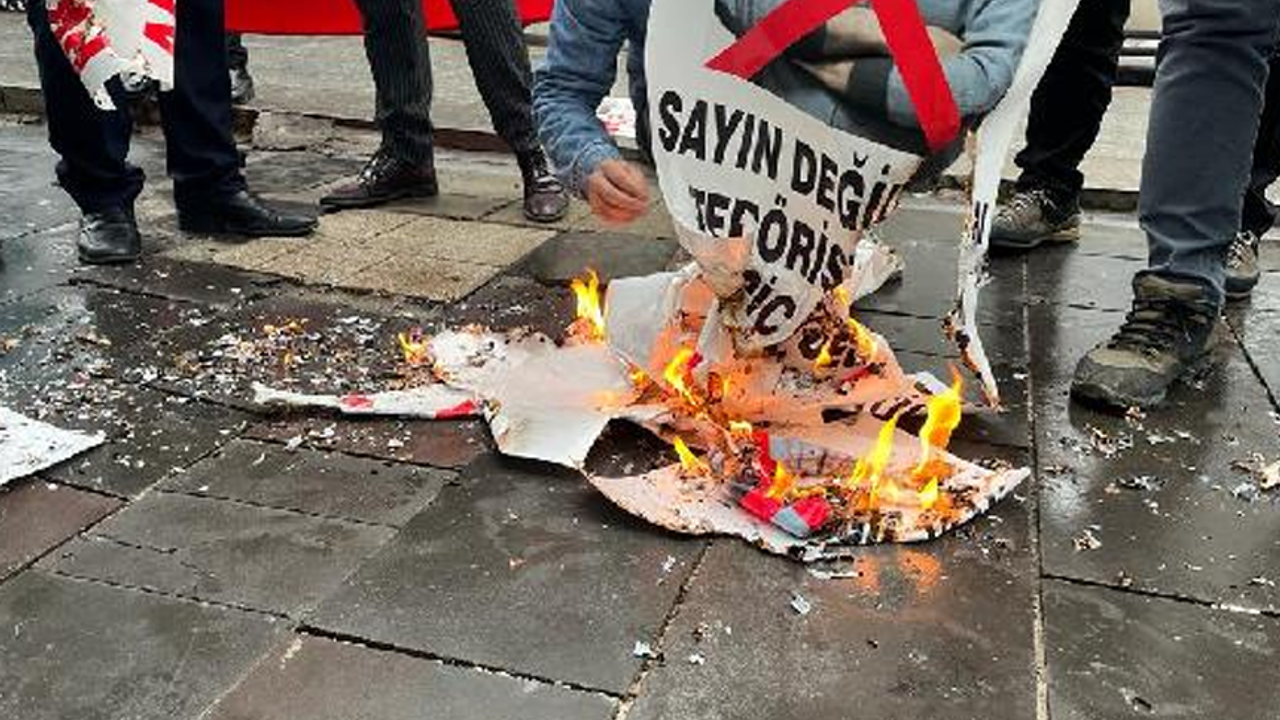 DEM Parti binası önünde, teröristbaşı Öcalan'ın fotoğrafını yaktılar