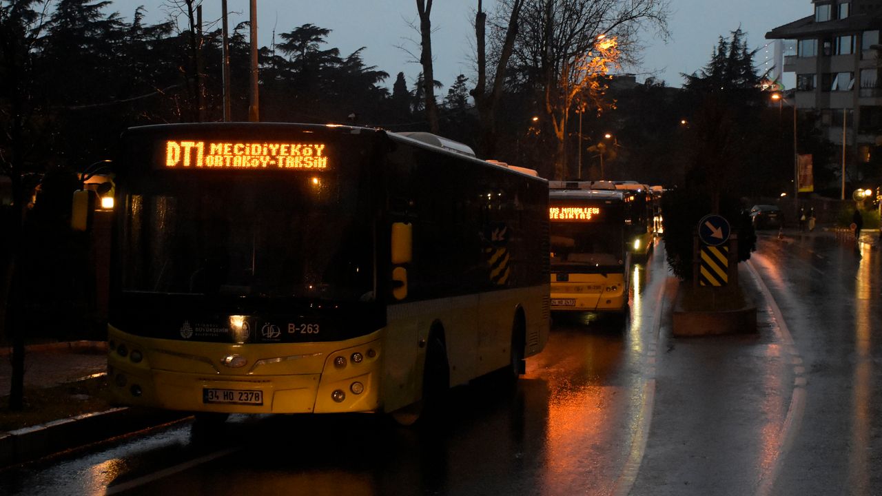 Beşiktaş'ta İETT otobüsü duvara çarptı