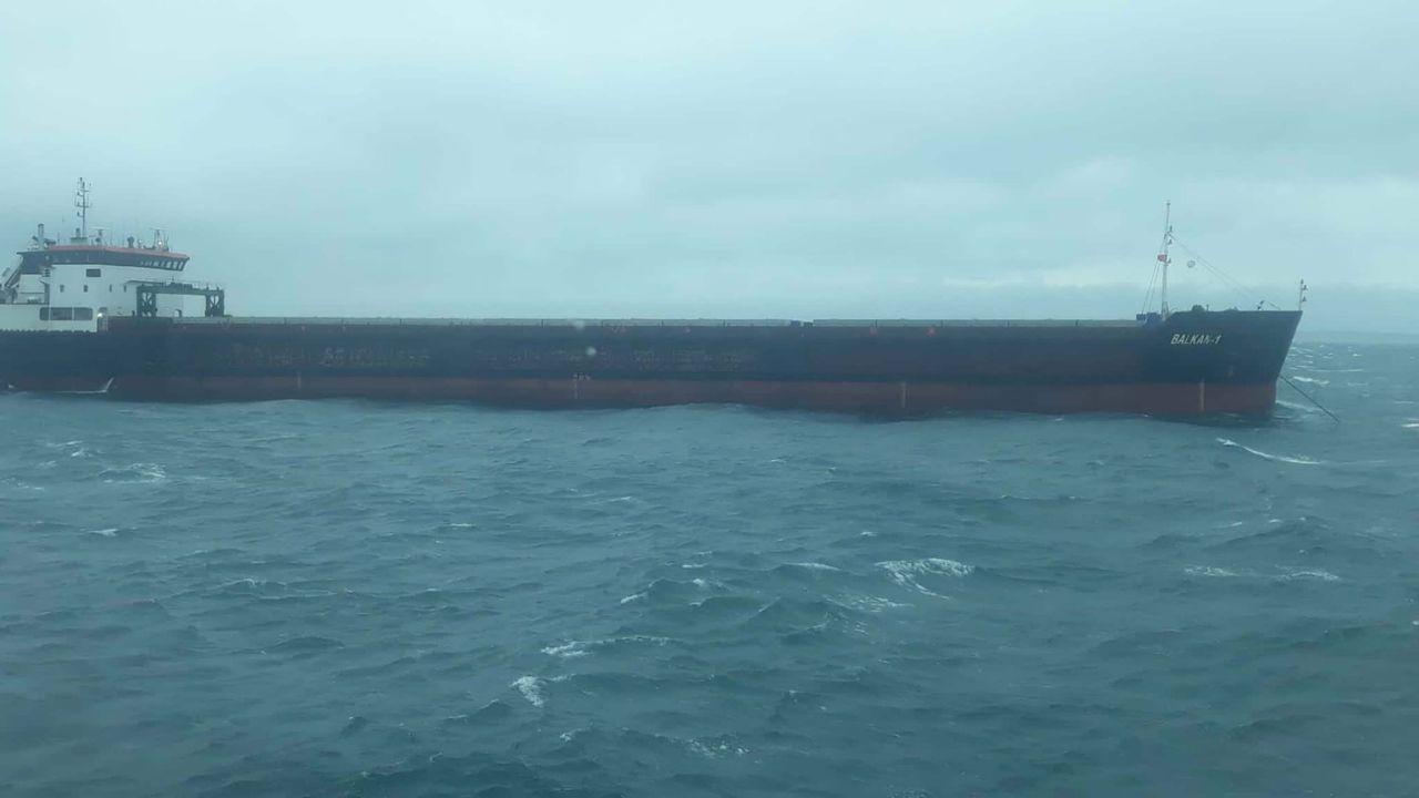 Çanakkale Boğazı'nda arızalanan gemi, Karanlık Liman'a demir attı