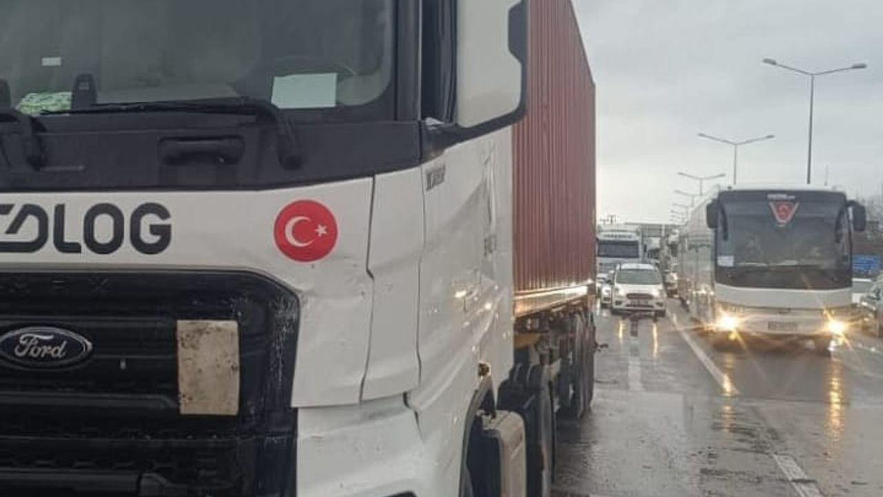 Bursa'da TIR, kırmızı ışıkta bekleyen hafif ticari araca çarptı: 3 yaralı