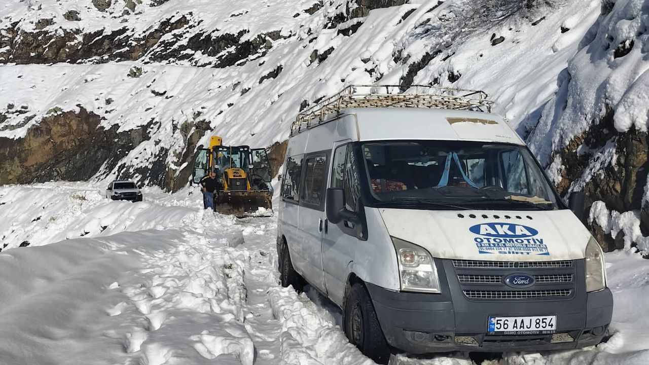 Siirt’te karda mahsur kalan minibüsteki 6 kişi kurtarıldı