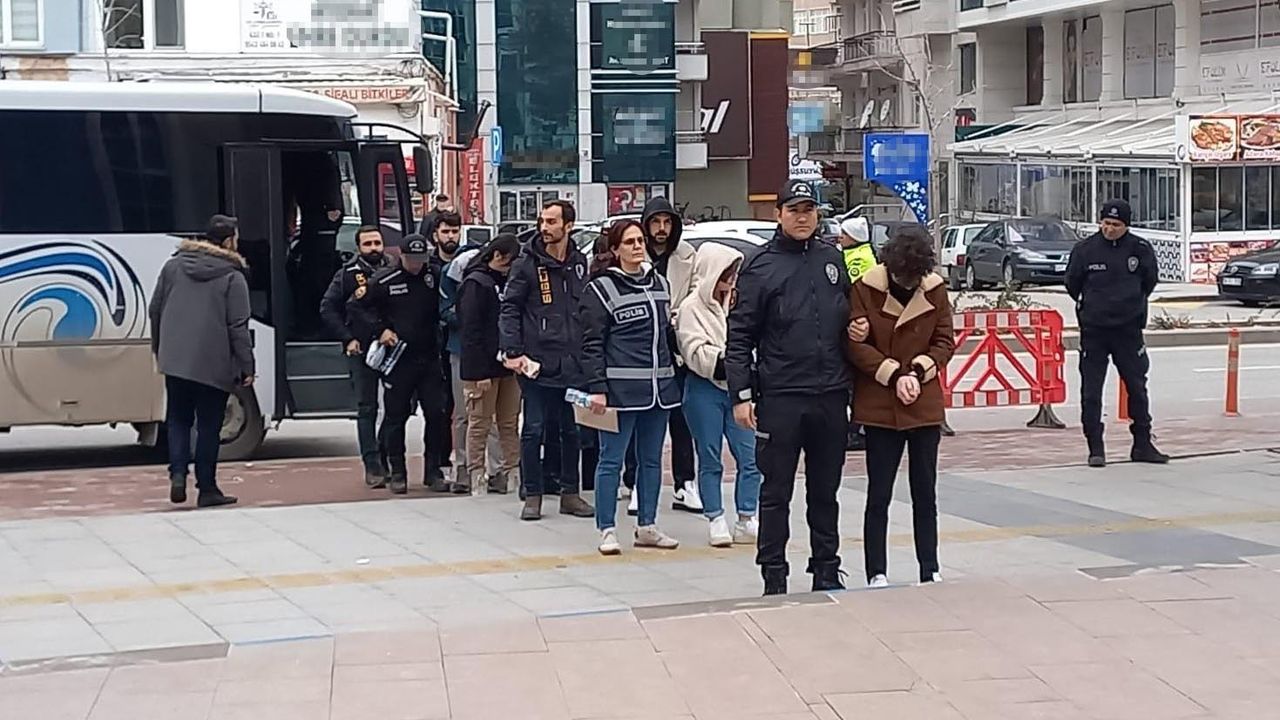 Kırşehir'de, 'Sibergöz-12' operasyonunda yakalanan 13 kişi adliyede
