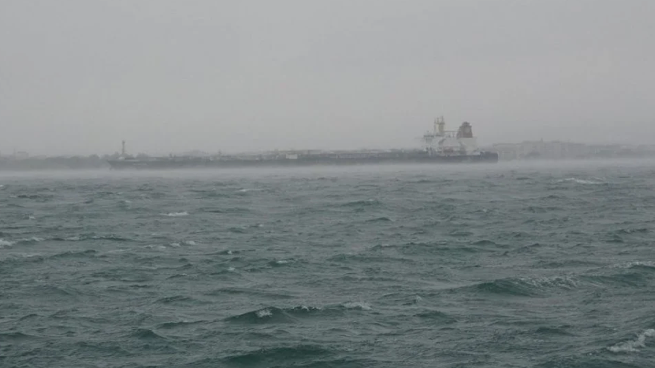 Çanakkale Boğazı'nda gemi trafiği çift yönlü olarak durduruldu