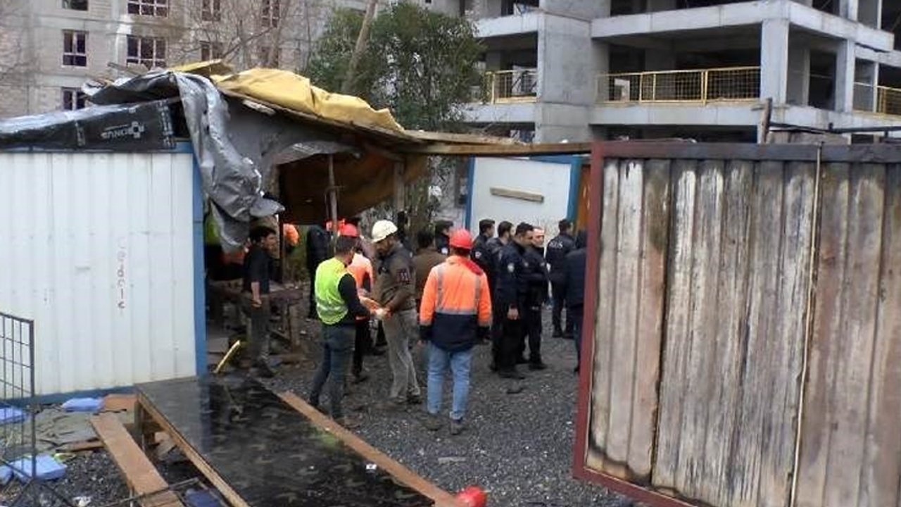 Ataşehir'de işçilerin kaldığı konteynerler yandı! 1 kişi yaralı