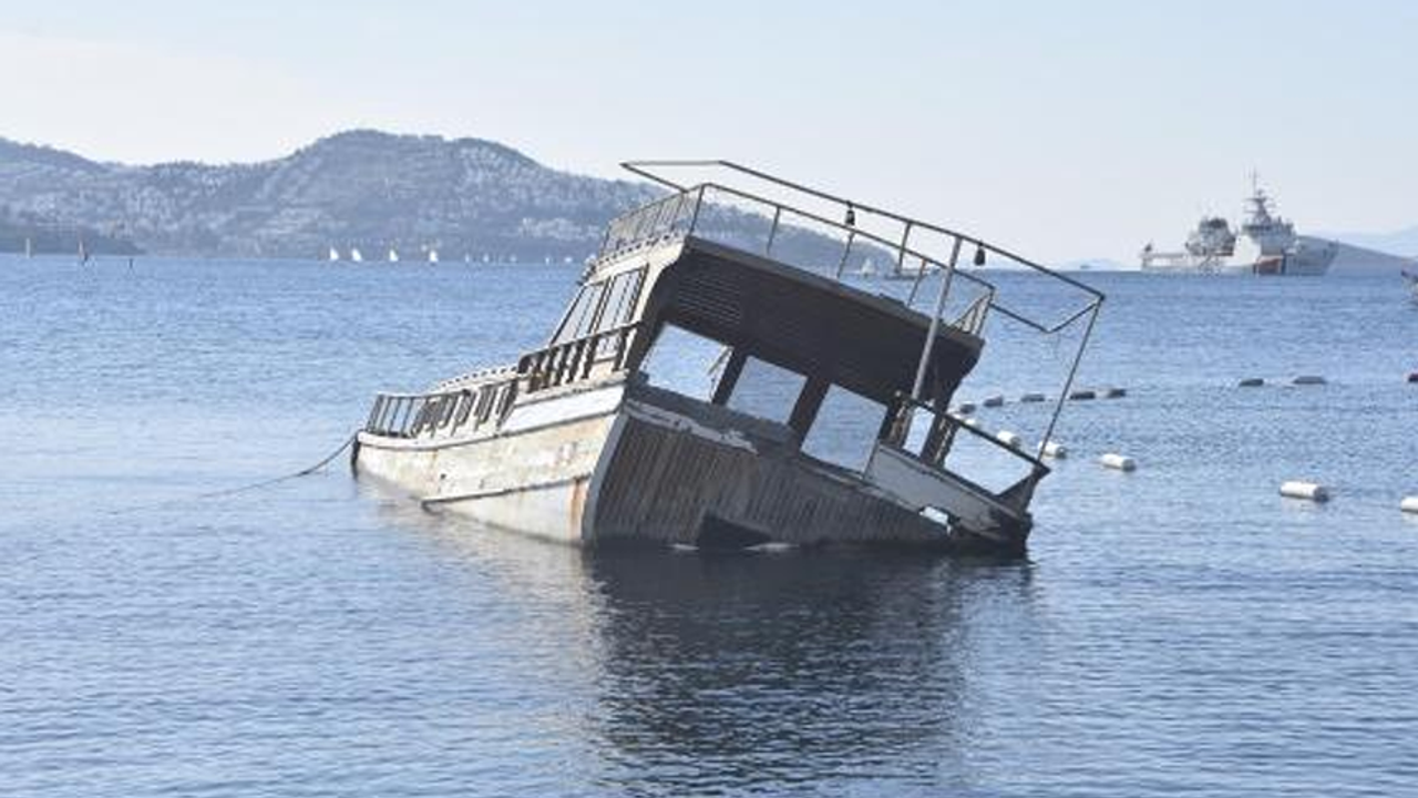 Bodrum'da şiddetli fırtına, 15 metrelik ahşap tekneyi batırdı