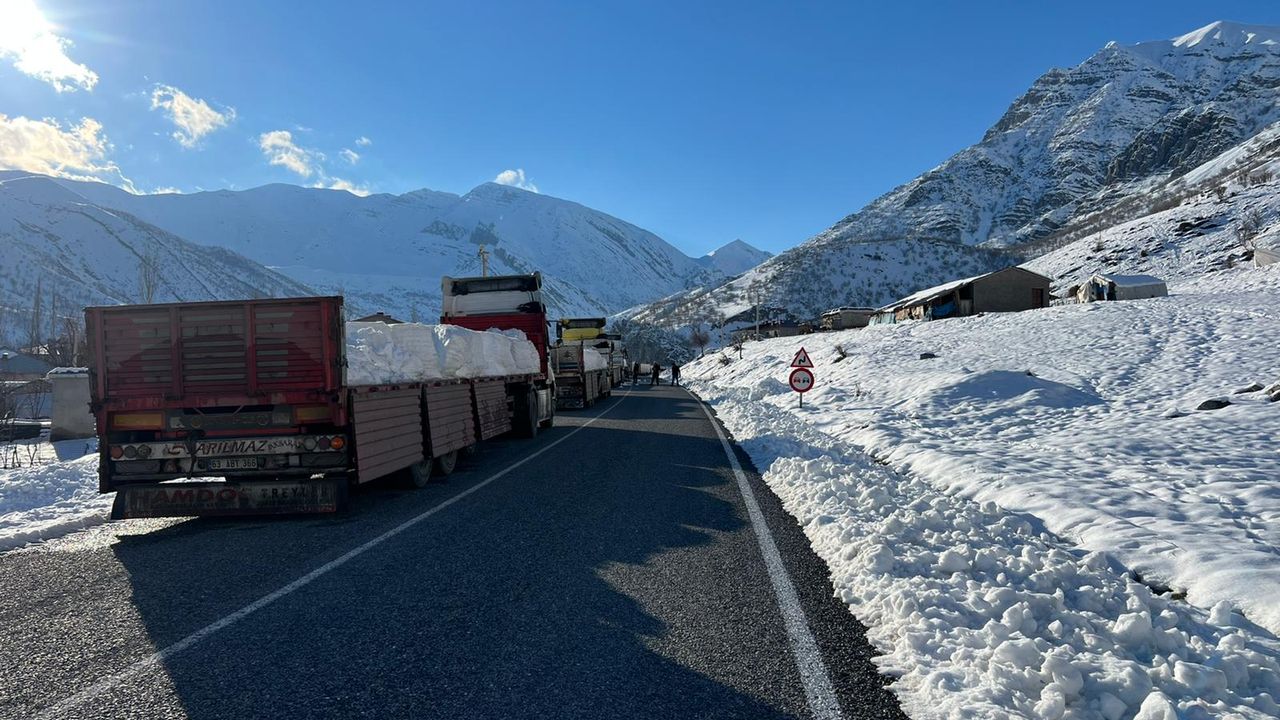 Hakkari- Şırnak kara yolu kar ve çığ riski nedeniyle kapatıldı