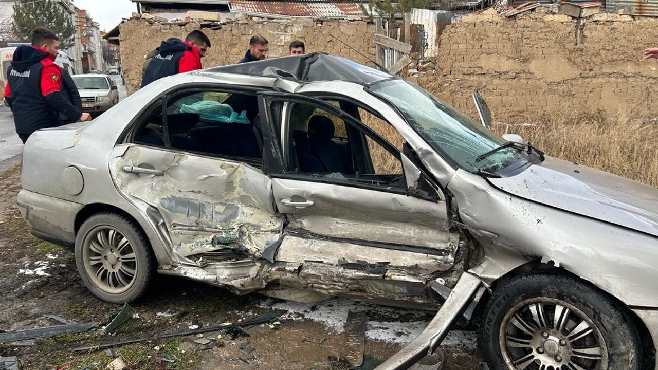 Sivas’ta minibüs ile otomobil çarpıştı: 5 yaralı