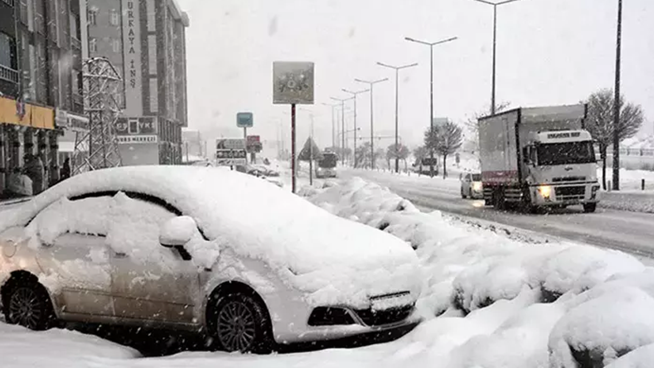 Bitlis'te kar yağışı nedeniyle 60 köy yolu ulaşıma kapandı