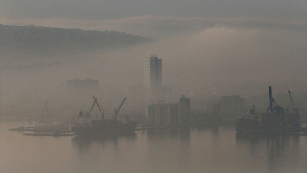 İzmir'de uçak seferlerine sis engeli