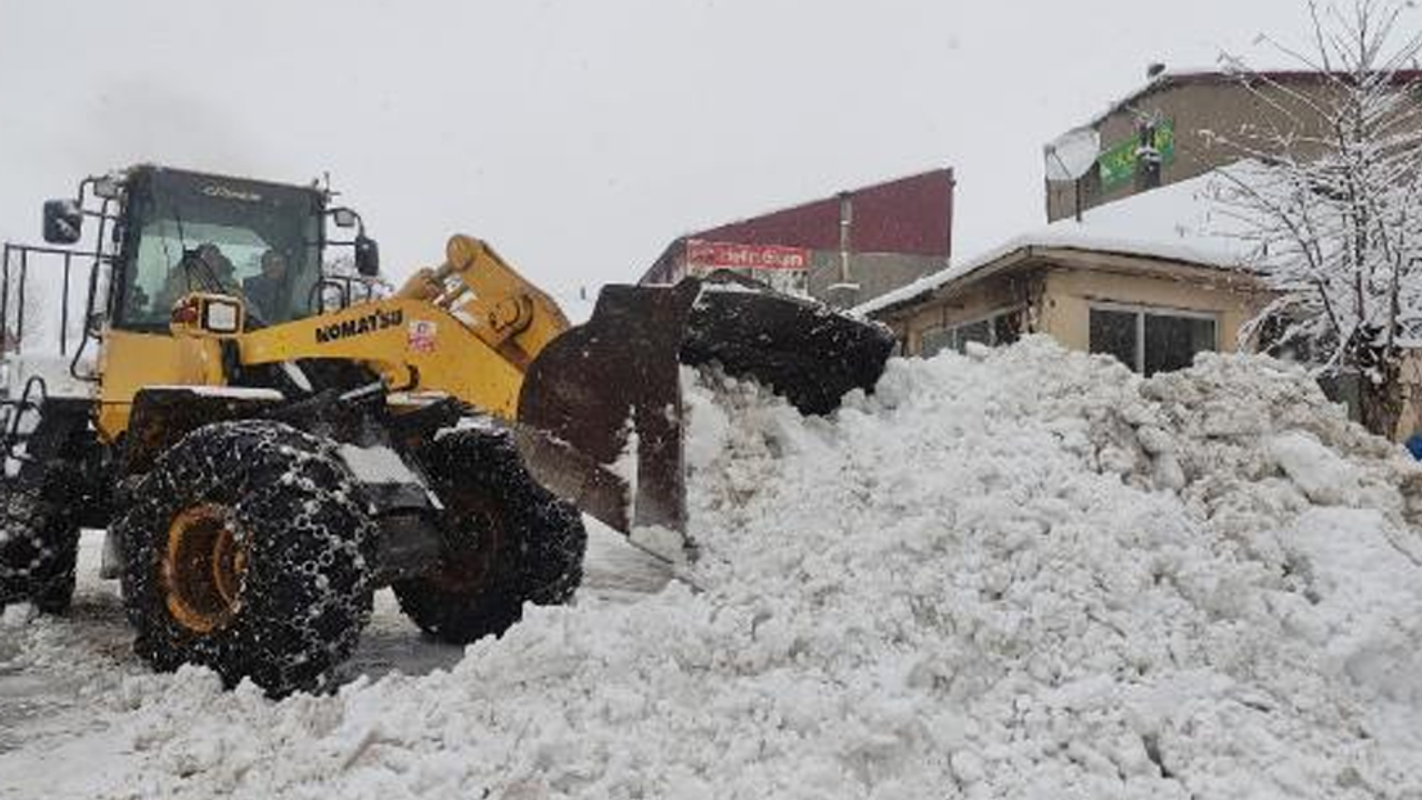 Bingöl Karlıova'da kardan kapanan 30 köy yolu, tekrar ulaşıma açıldı