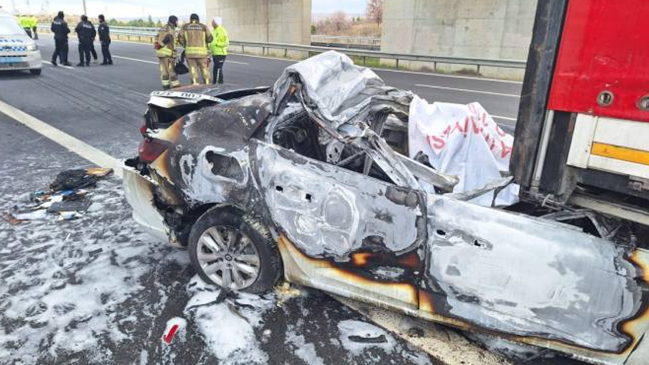 TIR'a arkadan çarpan otomobilin sürücüsü, yanarak feci şekilde öldü
