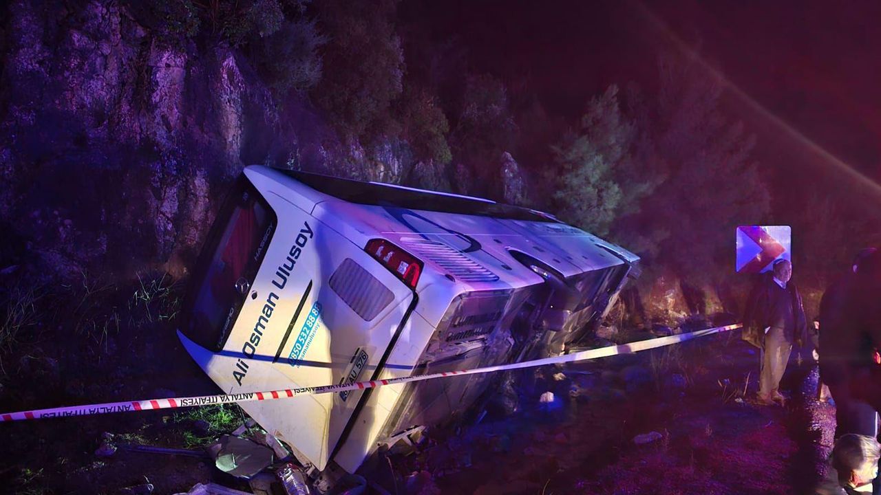 Antalya'da yolcu otobüsü devrildi: 1'i ağır 20 yaralı