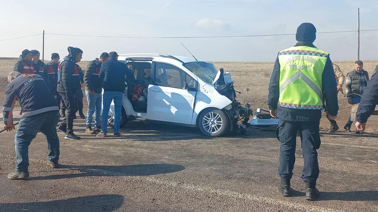 Sivas'ta 2 hafif ticari araç çarpıştı: 1 ölü, 1 yaralı
